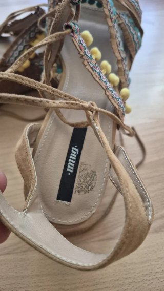 Sandalias Mustang cuña con tiras y pompones