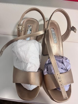 Zapatos de tacón beige y dorado.