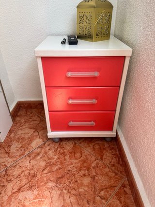 Armario blanco y rojo con diseño curvo