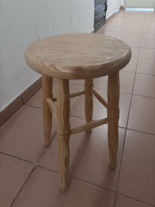 Taburete de madera rústico