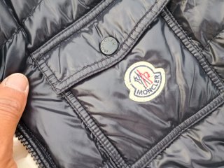 Giacca Moncler nera e beige