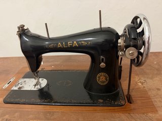 Máquina de coser Alfa vintage