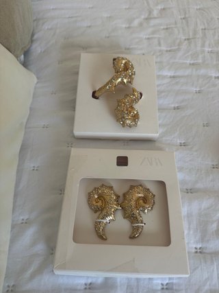 Conjunto Pendientes y Brazalete Zara Dorado
