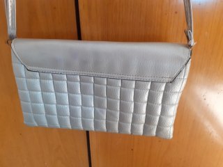 BOLSO ELEGANTE DE HOMBRO DE MUJER. ESTA USADO PERO