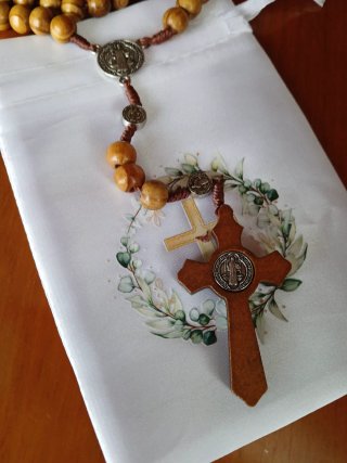 Rosario madera San Benito y crucifijo