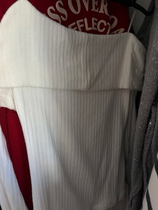 Jersey Stradivarius blanco con brazos descubiertos