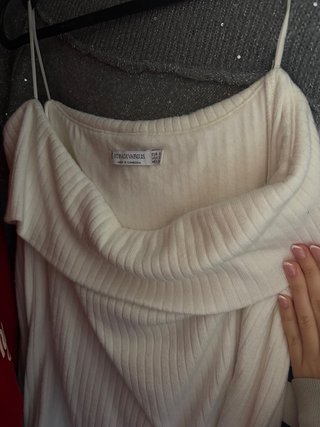Jersey Stradivarius blanco con brazos descubiertos