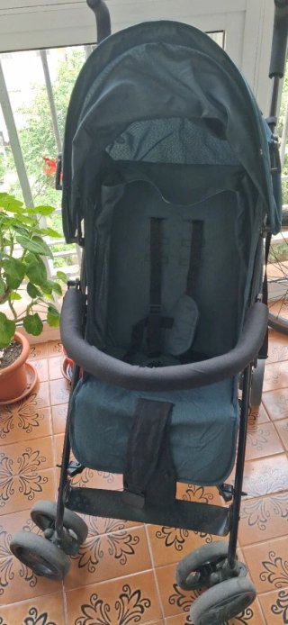 Carrito bebé Kinderkraft plegable liviano.