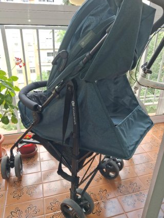 Carrito bebé Kinderkraft plegable liviano.
