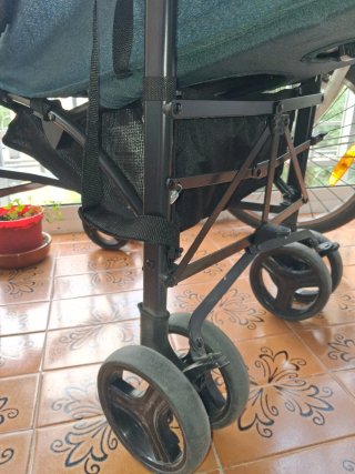 Carrito bebé Kinderkraft plegable liviano.