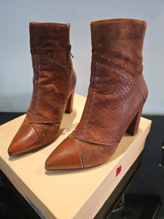 Botines efecto serpiente marrón Menbur