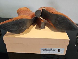 Botines efecto serpiente marrón Menbur