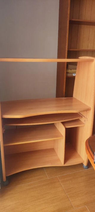 Mesa escritorio ordenador madera.