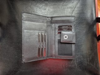 Cartera de piel negra