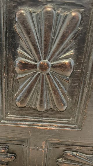 Baúl de madera antiguo tallado
