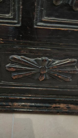 Baúl de madera antiguo tallado