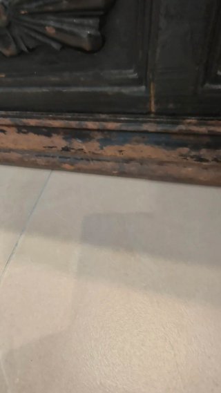 Baúl de madera antiguo tallado