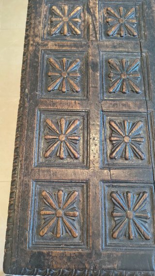 Baúl de madera antiguo tallado