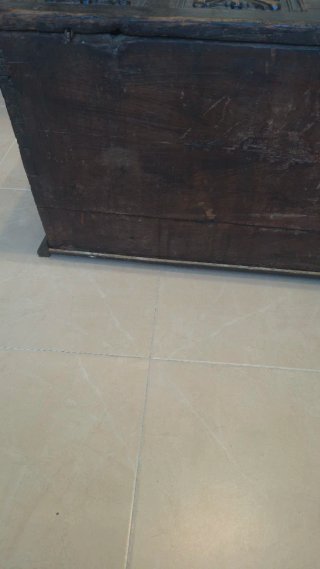 Baúl de madera antiguo tallado