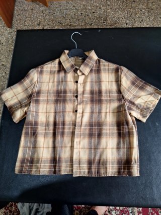 Camicia cropped a quadri beige e marrone