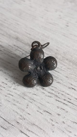 Pendientes de diseño floral y piedras brillantes