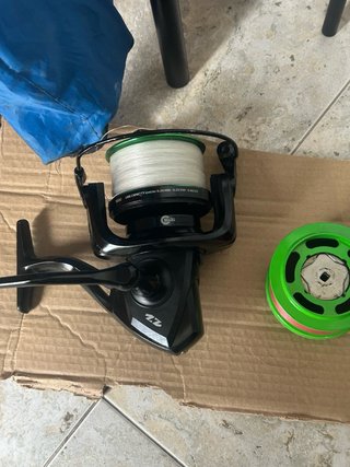 Caña de pescar con carrete y piqueta