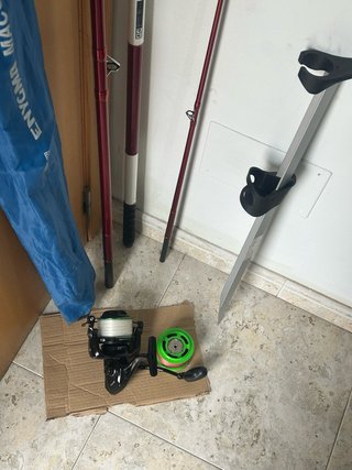 Caña de pescar con carrete y piqueta