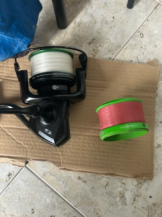 Caña de pescar con carrete y piqueta