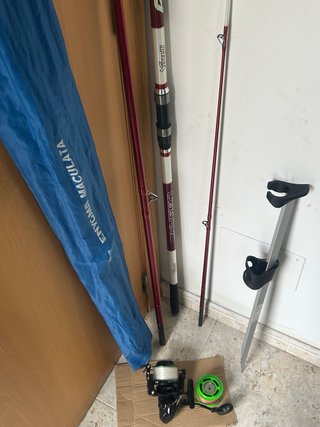 Caña de pescar con carrete y piqueta