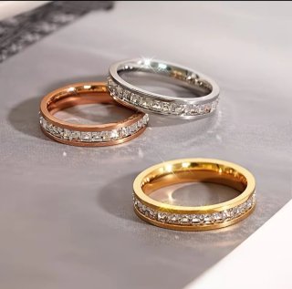 Anillo Dorado con Cristales
