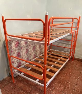 Litera metálica naranja con colchones