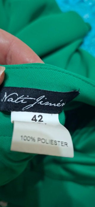 Traje de fiesta verde con flores bordadas