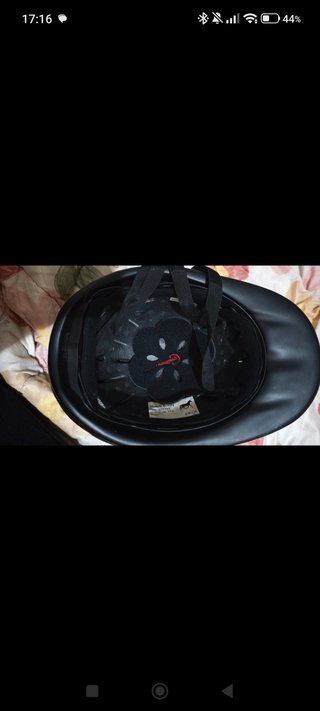 Casco de equitación negro con diseño de caballo