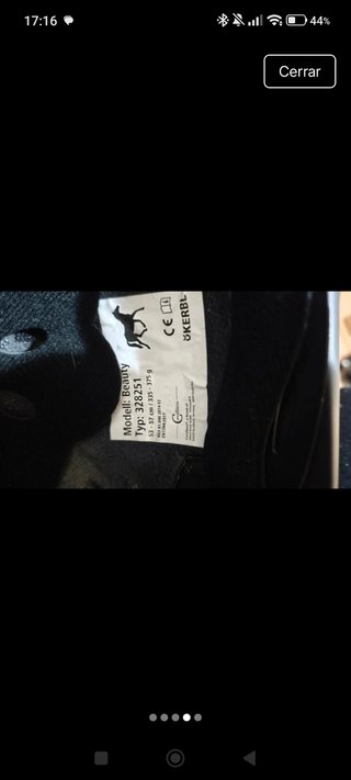 Casco de equitación negro con diseño de caballo