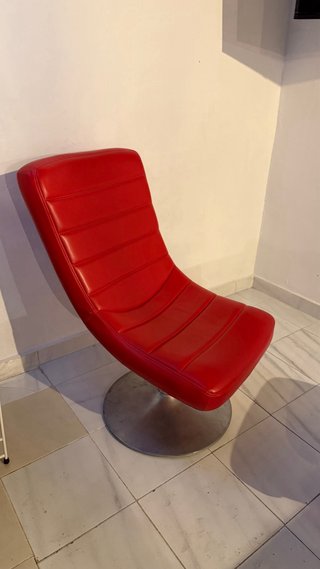 Sillón moderno rojo con base giratoria