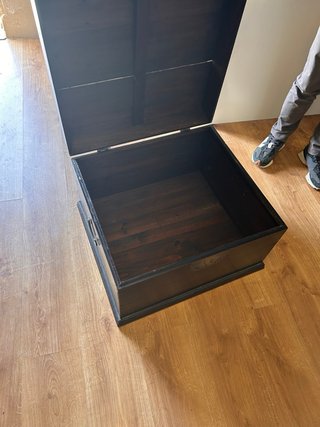 Baúl antiguo de madera con detalles metálicos