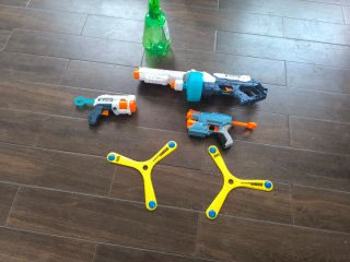 3 Pistolas Nerf + 2 Bumeranes + Inflador