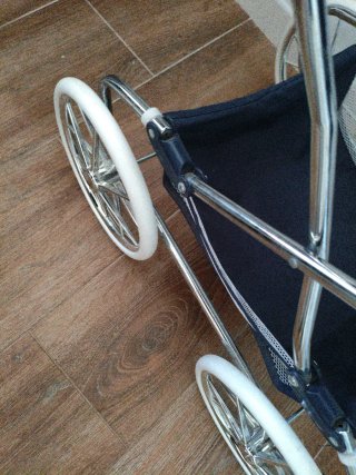 Inglesina de muñecas azul con capota  Reborn