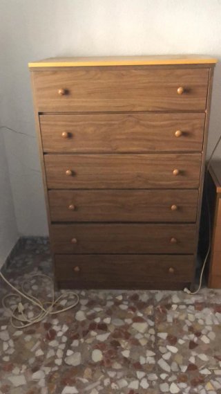 Cómoda de madera con cajones