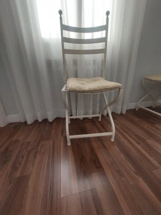 Sillas de forja blancas y beige