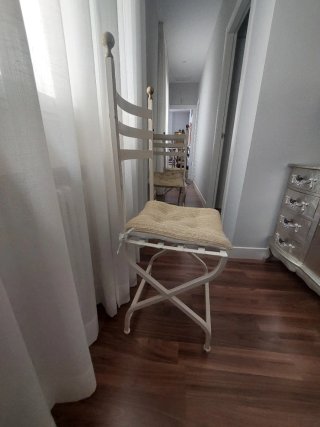 Sillas de forja blancas y beige