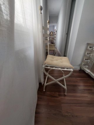Sillas de forja blancas y beige