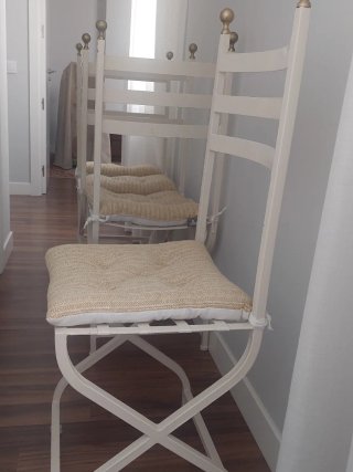 Sillas de forja blancas y beige
