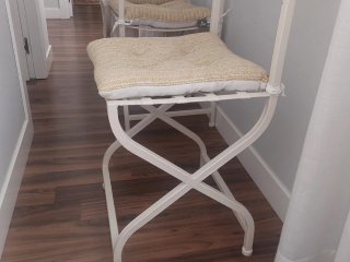 Sillas de forja blancas y beige