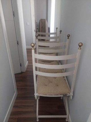 Sillas de forja blancas y beige