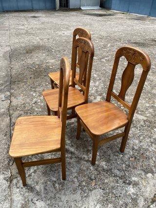 Sillas de madera estilo restaurante