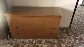 Cómoda de madera con tapa de cristal