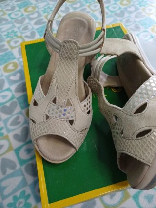 Sandalias Beige y Plateadas