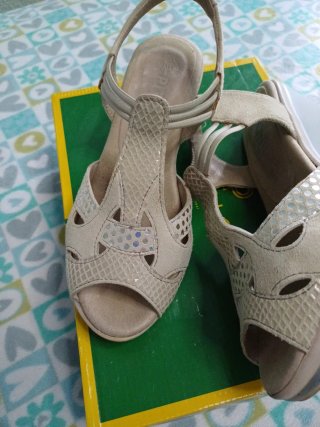 Sandalias Beige y Plateadas
