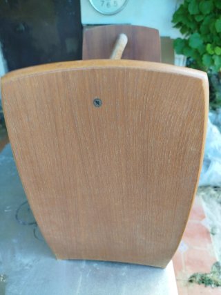 Estante de madera con asa